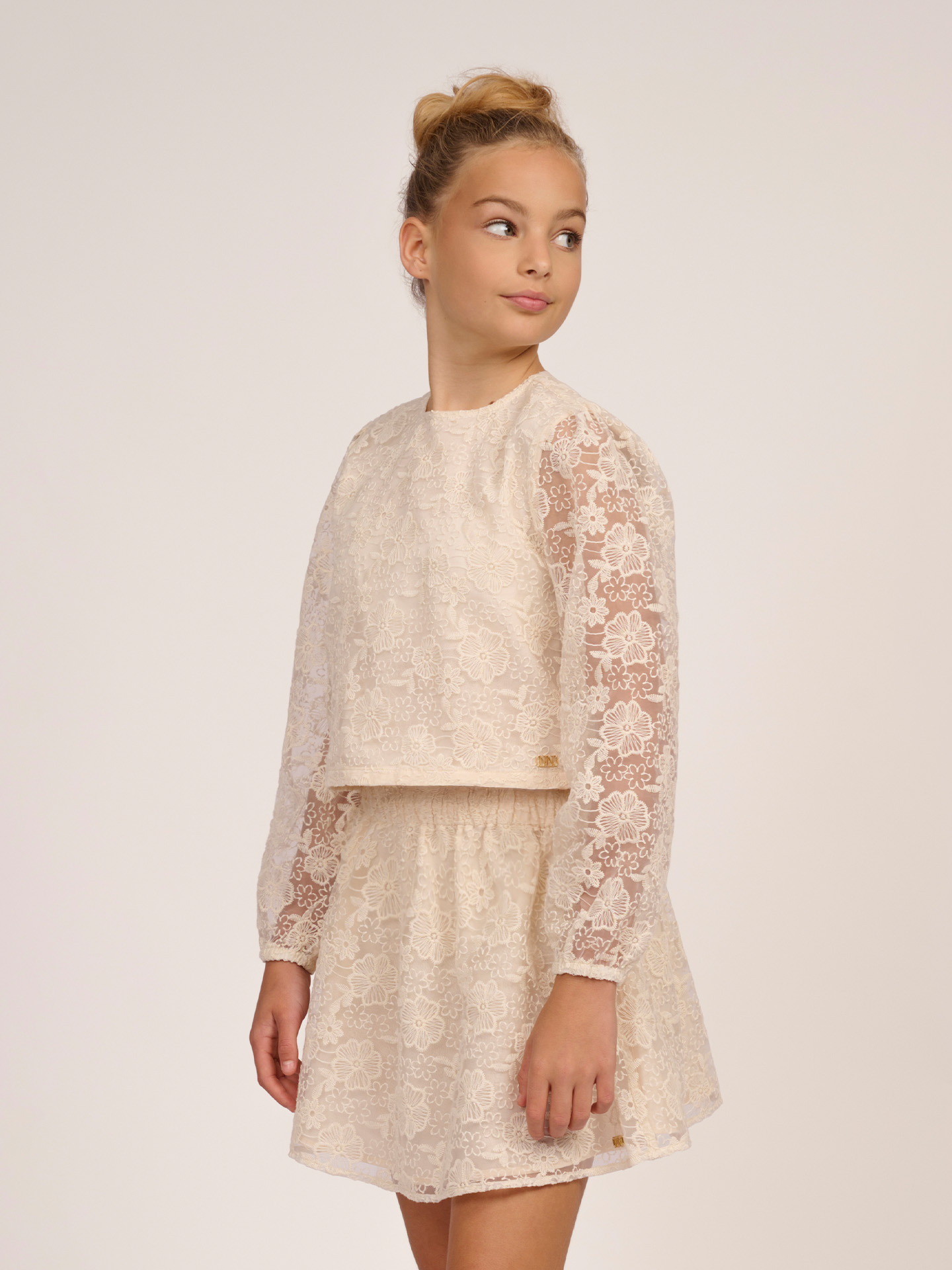 Cropped top met bloemenkant