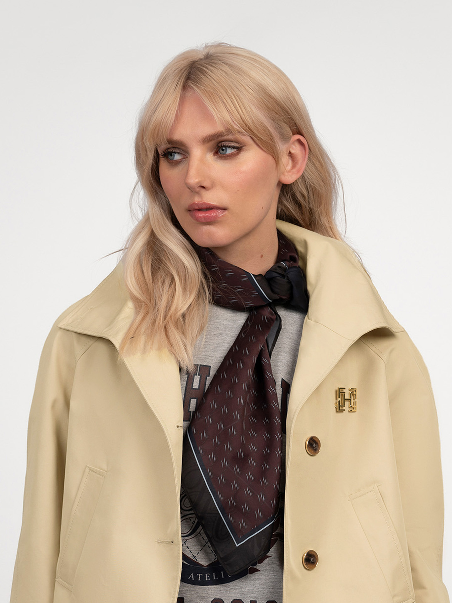 Scarf with logo pattern