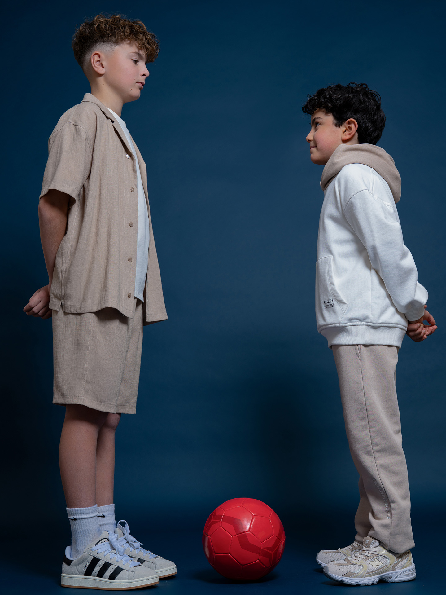 Loose-fitting shirt with linen look