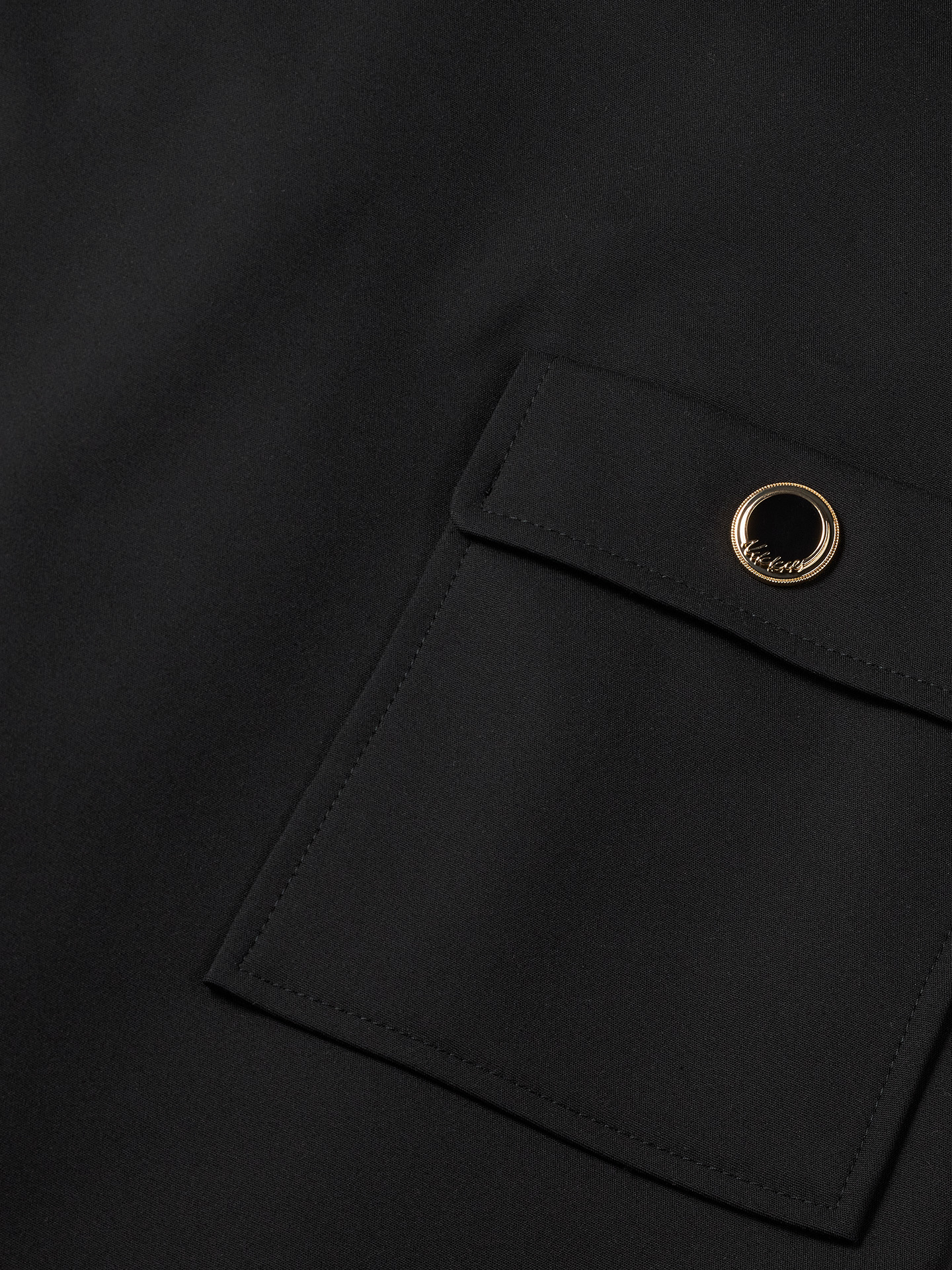 Sleeveless dress with flap pockets