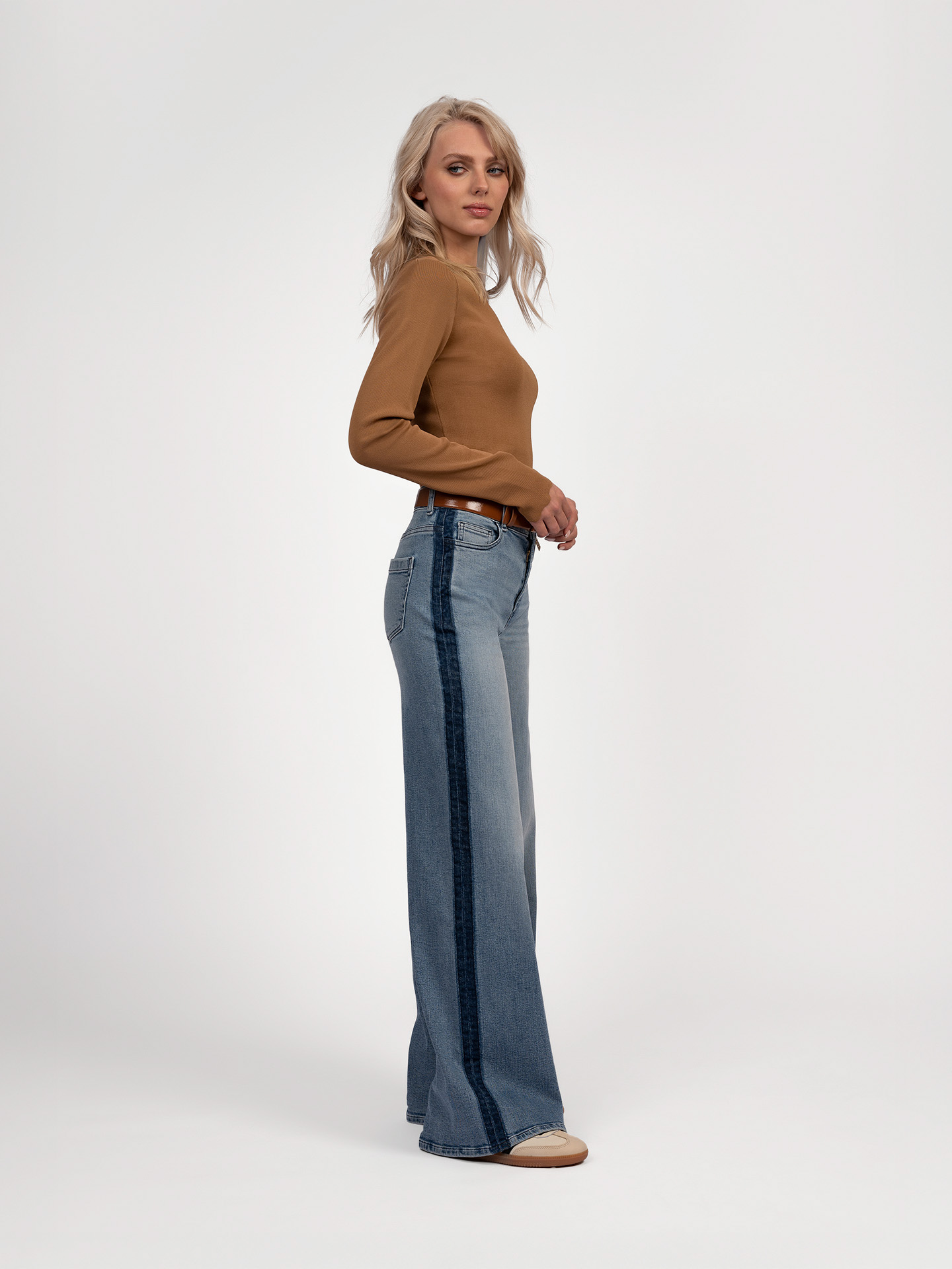Jeans with contrasting piping