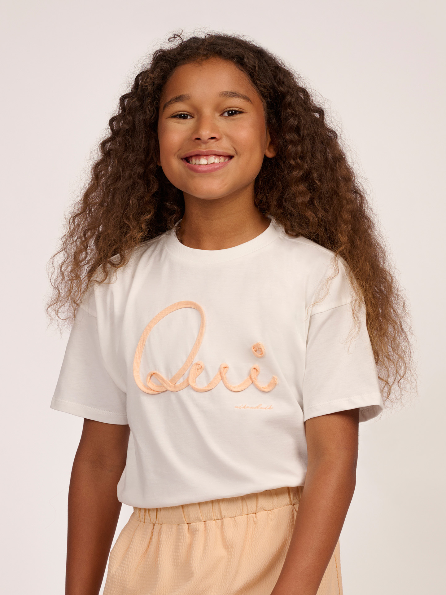 T-shirt met geborduurde tekst
