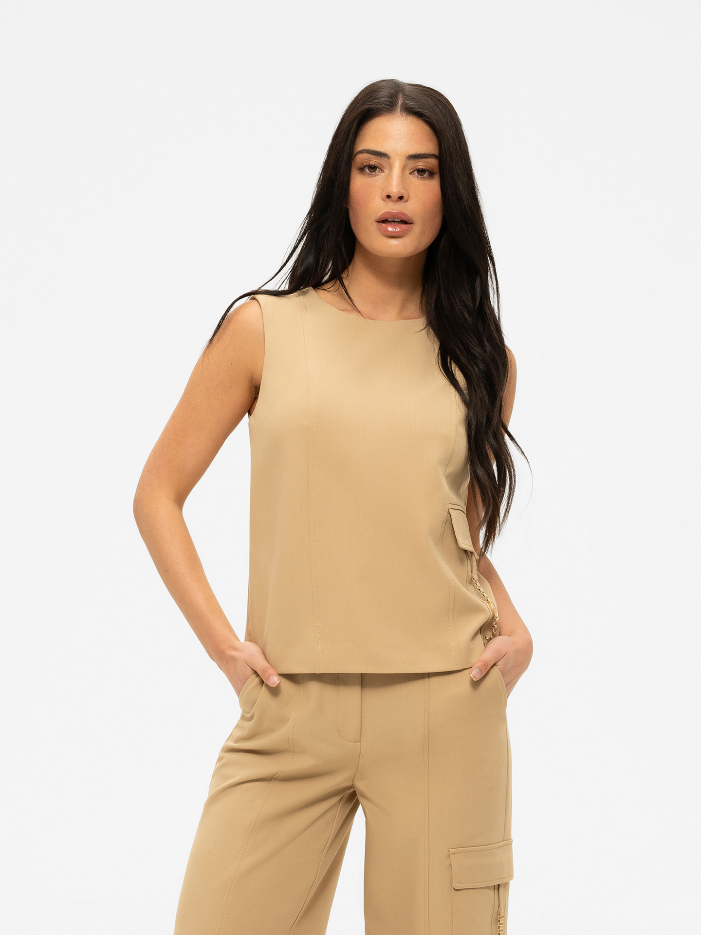 Mouwloze top met ketting detail