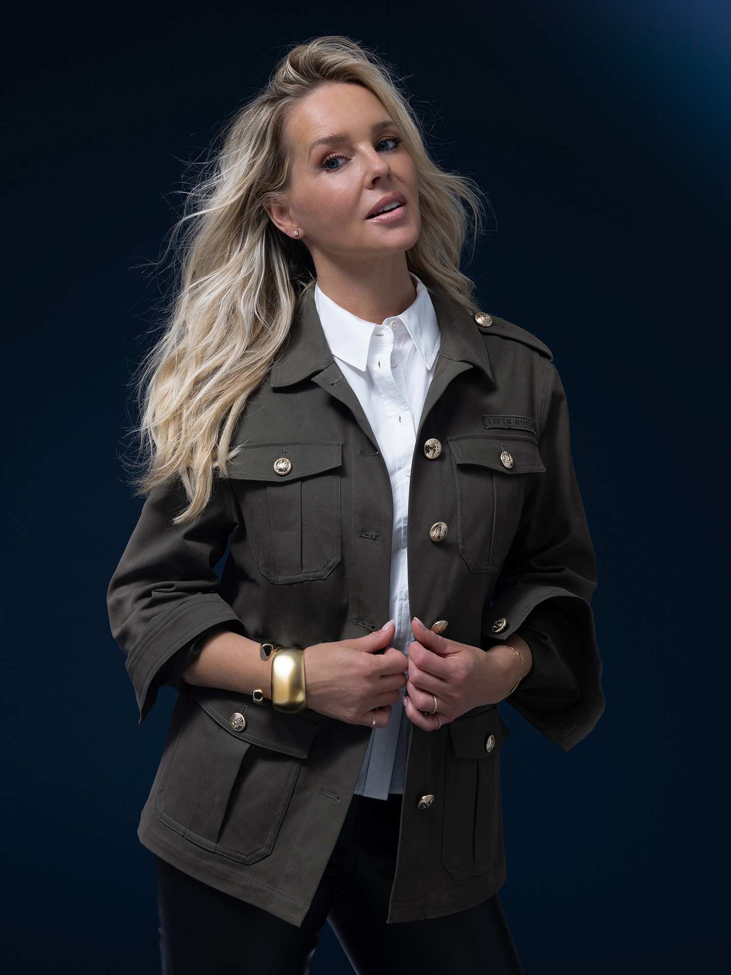 Loose-fitting jacket with flap pockets
