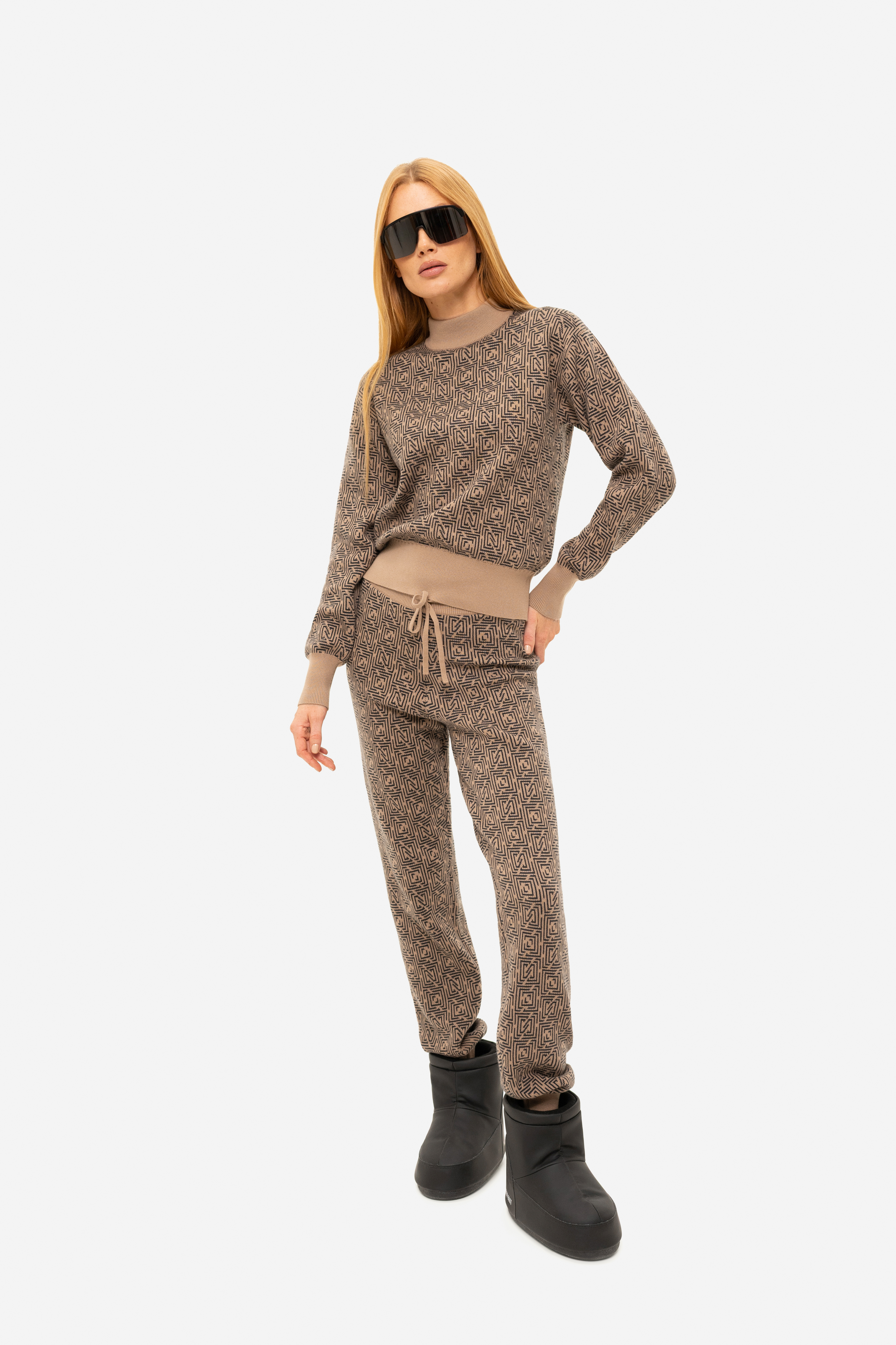 Knitted trousers with logo pattern