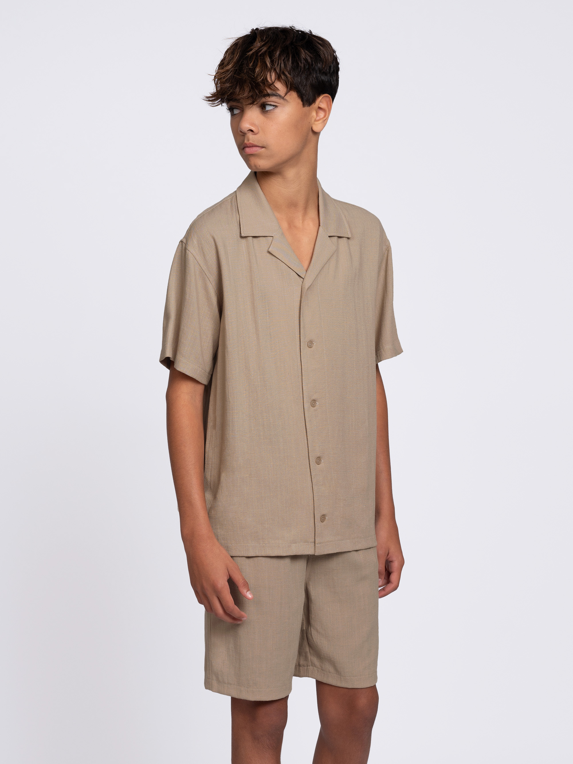 Loose-fitting shirt with linen look