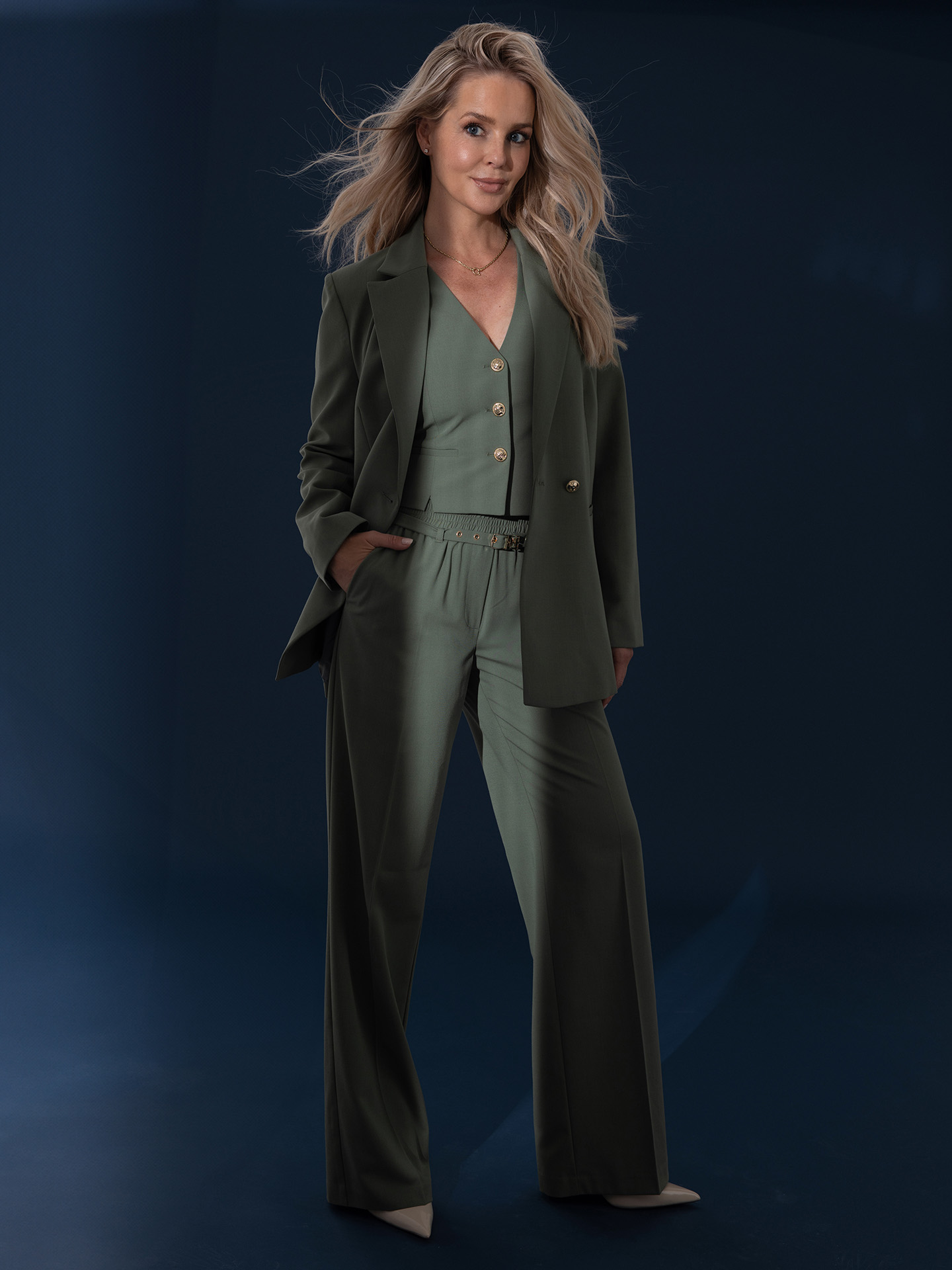 Pants with logo buckle