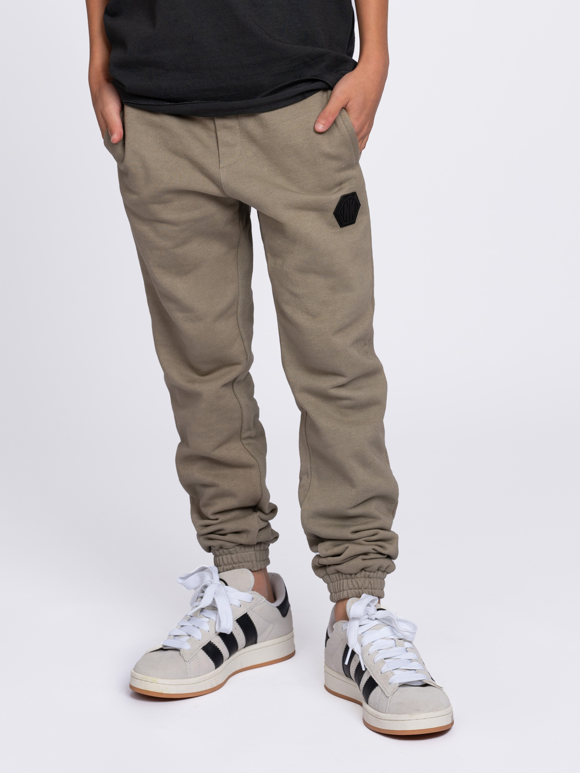 Loose-fitting sweatpants with logo patch