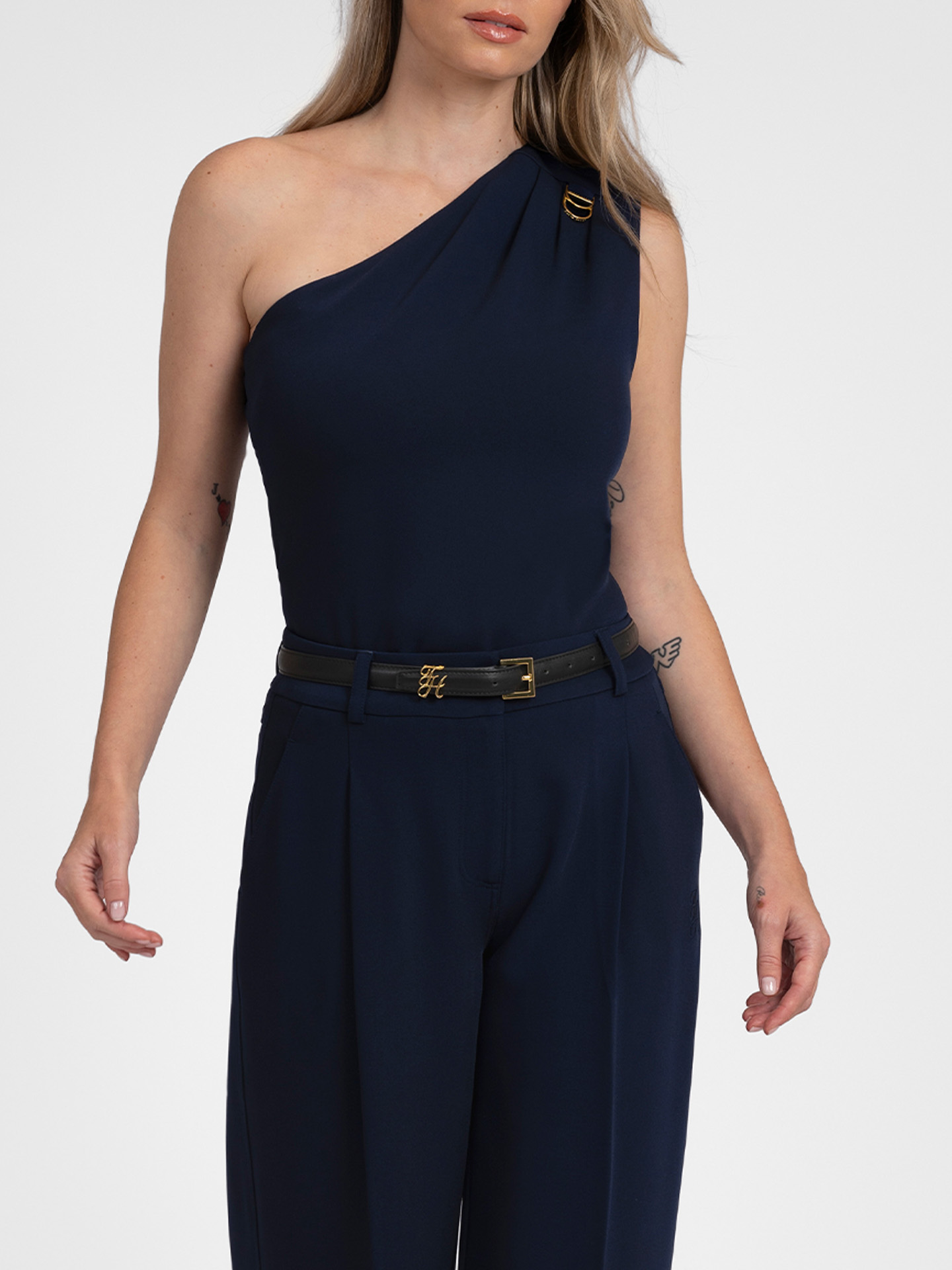 One shoulder top met logo detail
