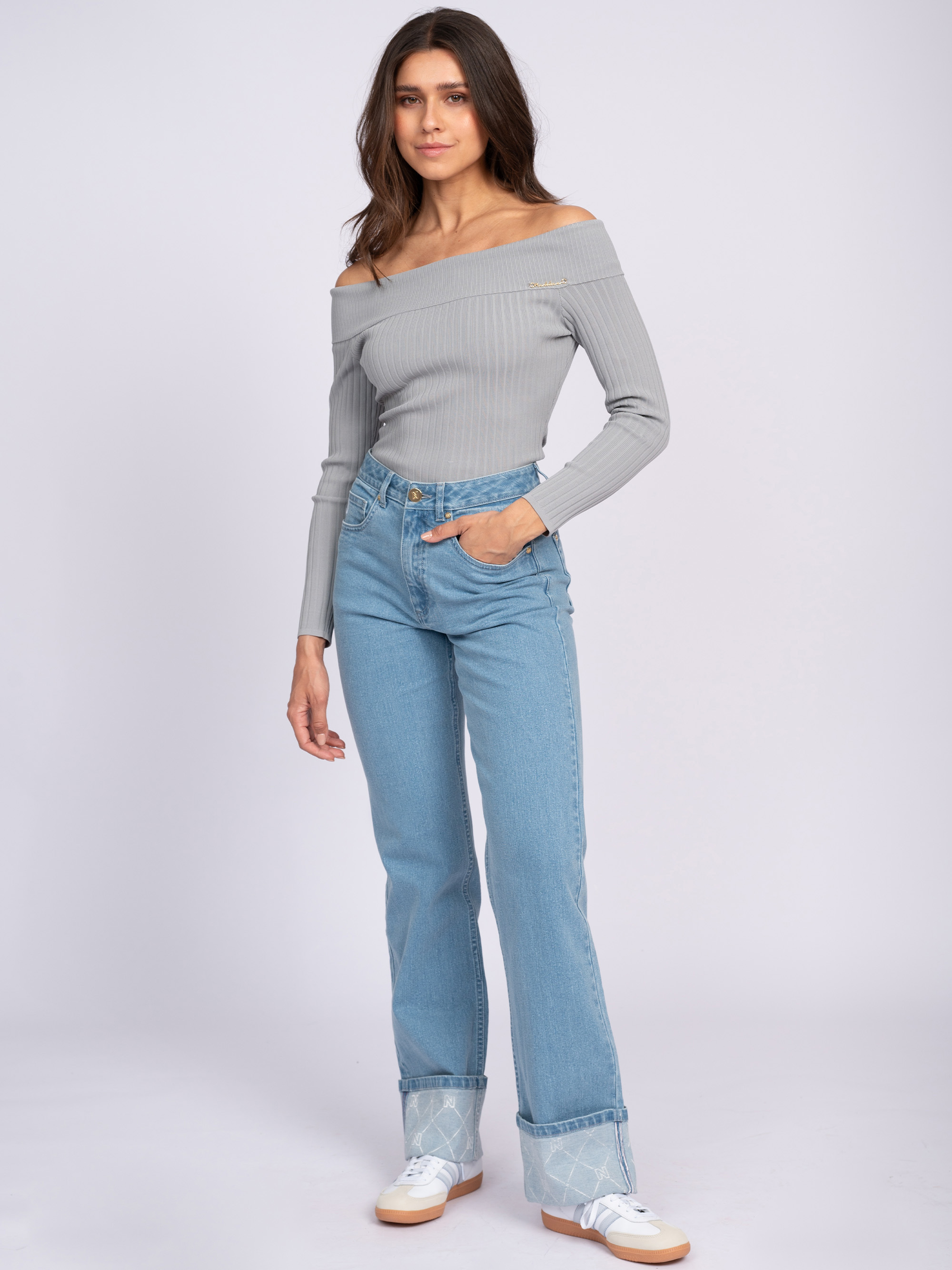 Jeans with straight legs and fold-over edge