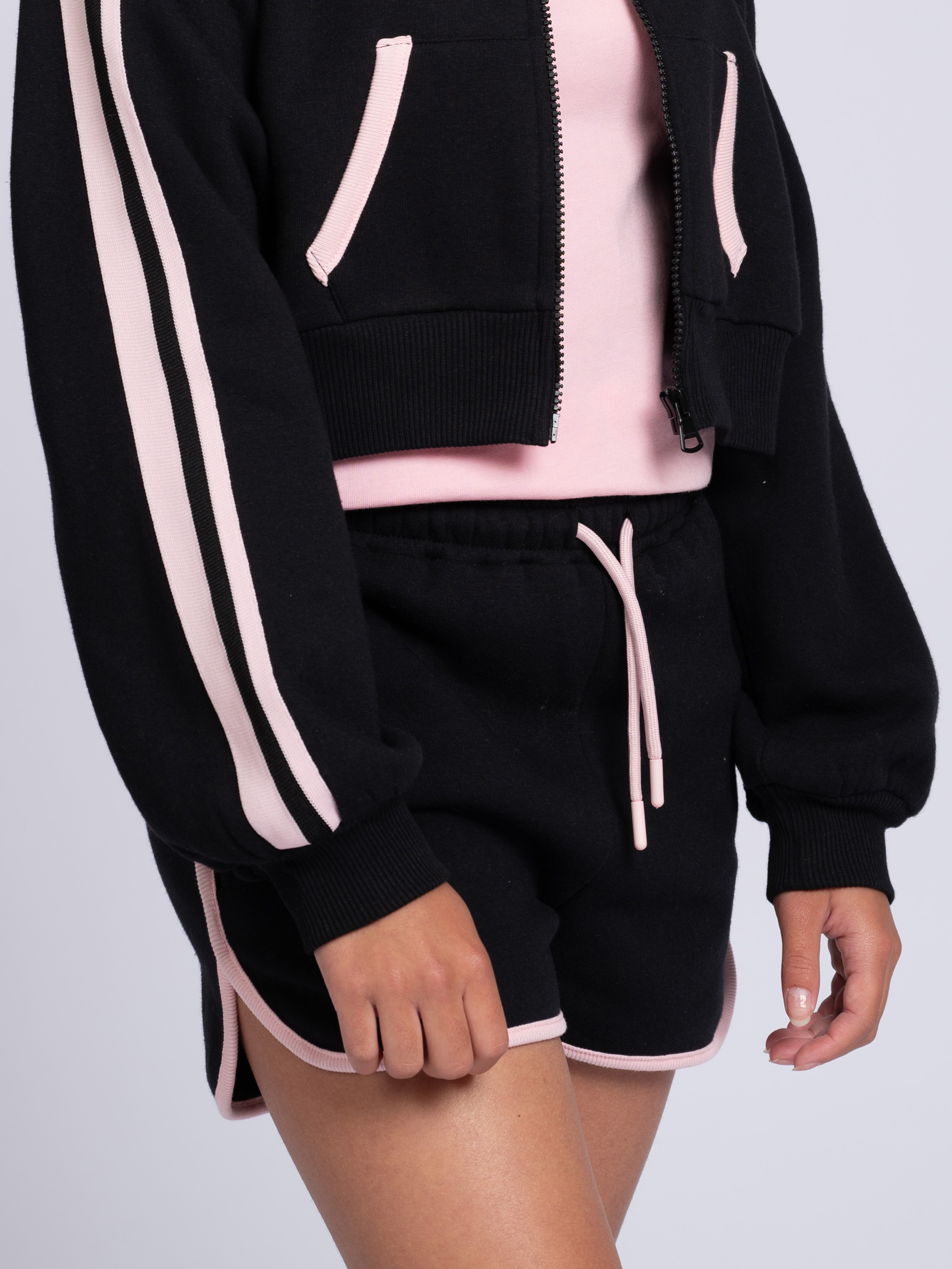 Sweatshort met elastische tailleband en roze accenten 