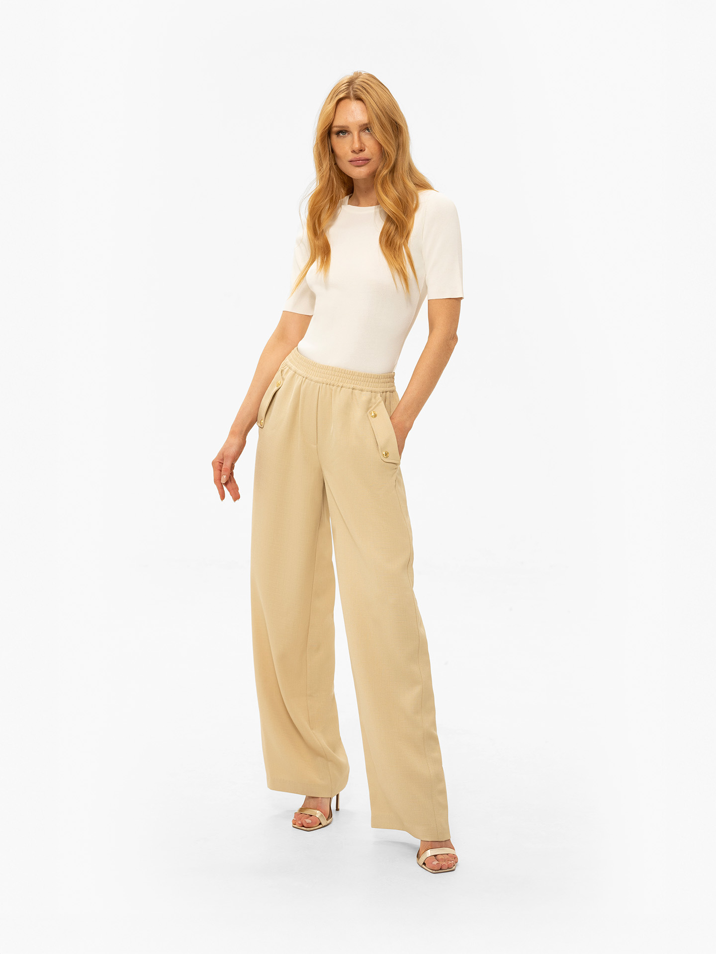 Broek met knoopdetails