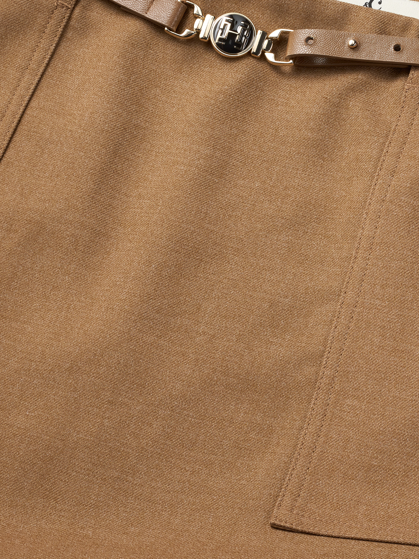 Short skirt with belt